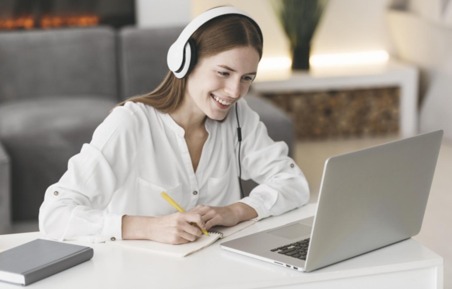 Teilnehmende während einer praktischen Selbstreflexionsübung in entspannter Lernatmosphäre