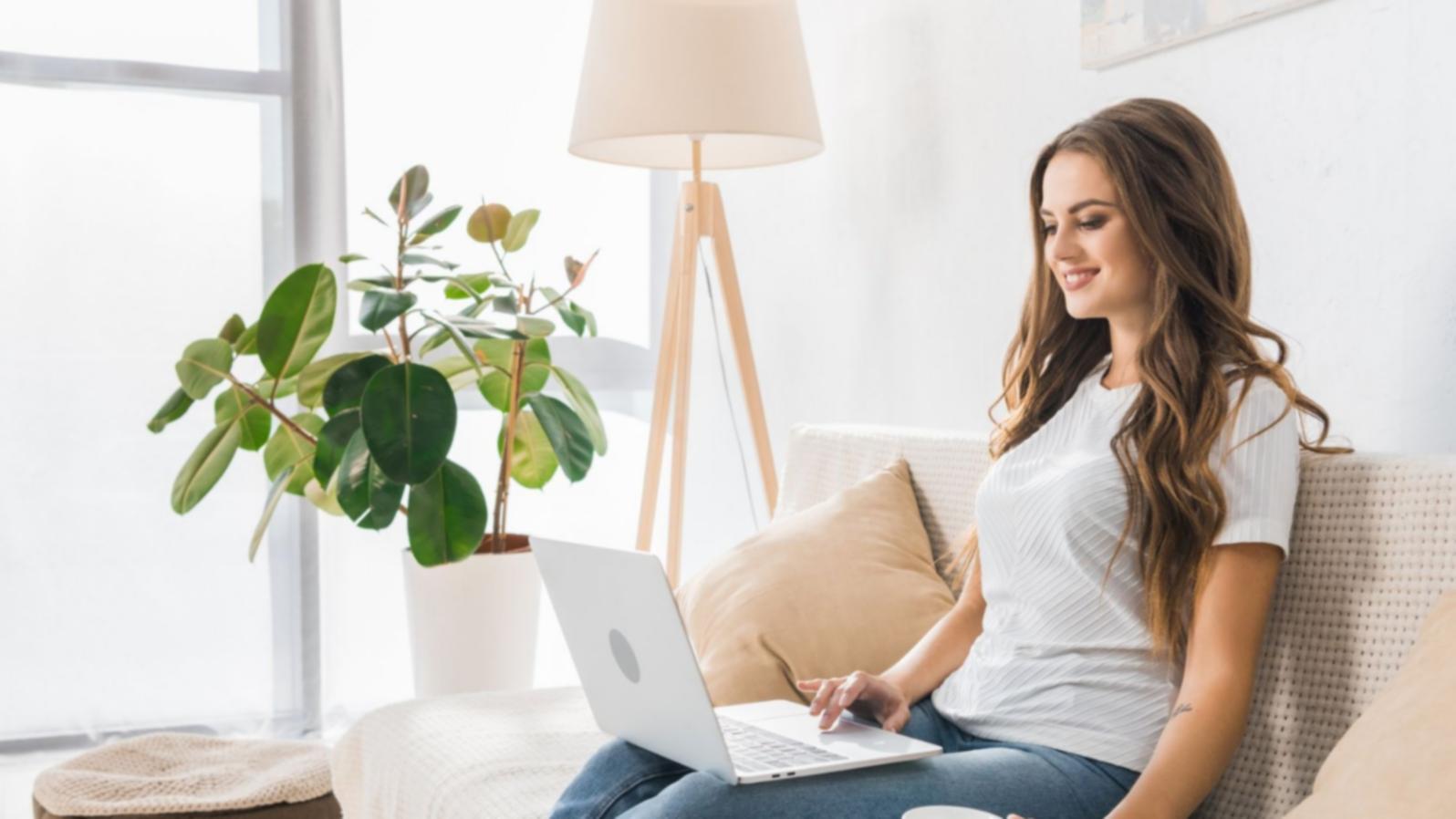 Person arbeitet konzentriert an persönlichen Entwicklungsübungen